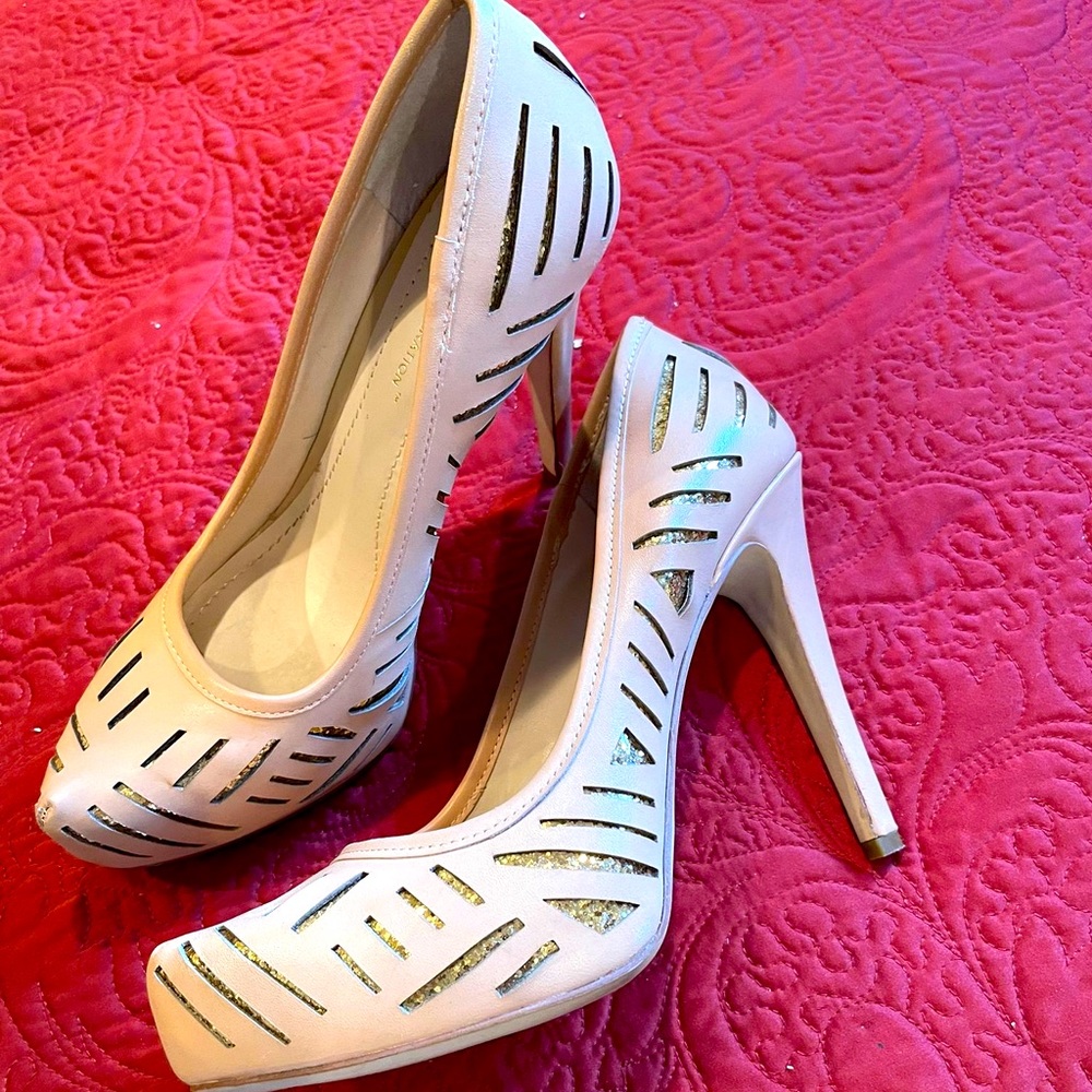 Gorgeous nudey heels with hint of gold/bronzey slivers